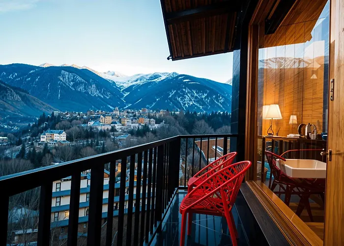 Evoque Hotel ! Near Mall Road Manali With Scenic River And Mountain Views ! Free Parking & Wifi ! Rooftop Bonfire, Music, And Honeymoon Special Rooms And Packages!