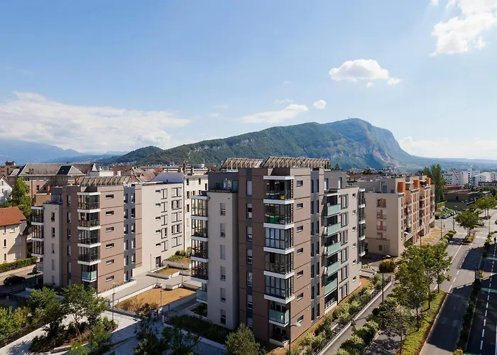 Comfort Triple Room Near Geneva Annemasse