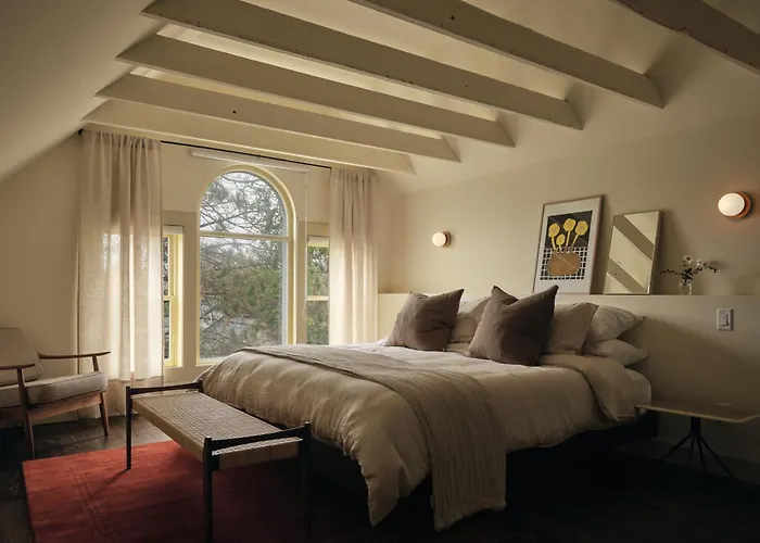 Pinot Boutique Hotel Sutton