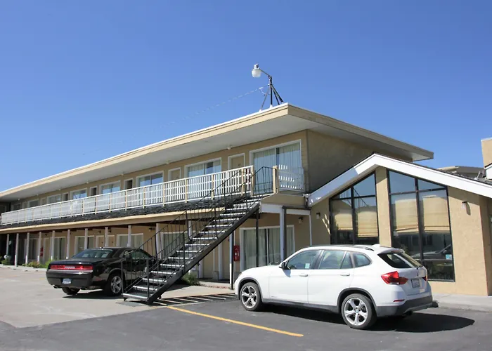 Super 8 By Wyndham Wells Hotel