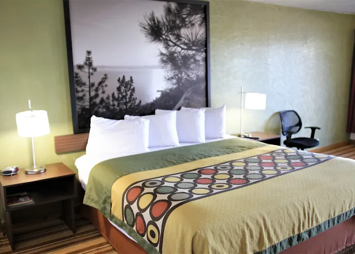 Super 8 By Wyndham Wells Hotel