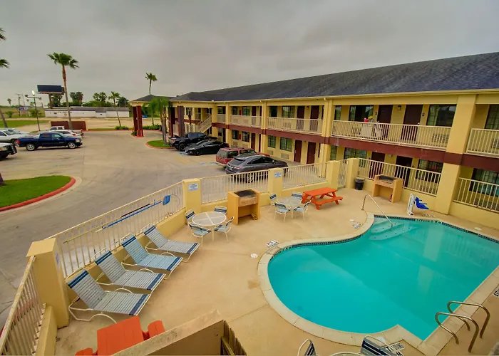 Deluxe Inn And Suites Raymondville