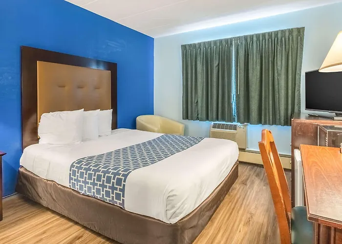Econo Lodge Inn & Suites Windsor Locks Bradley Airport