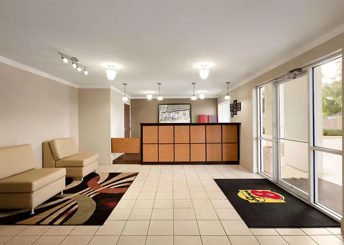 Super 8 By Wyndham Lake Charles Northeast