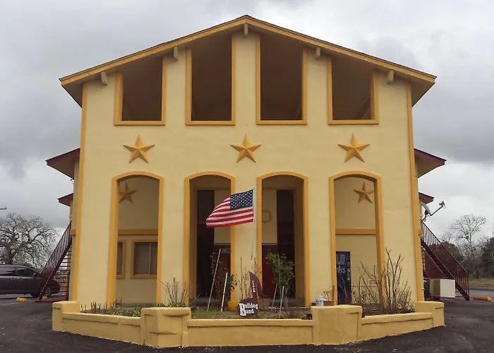 Carefree Inn Flatonia