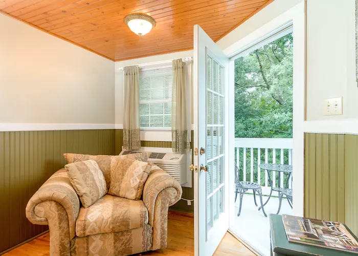 Highland Lake Inn & Resort - Flat Rock