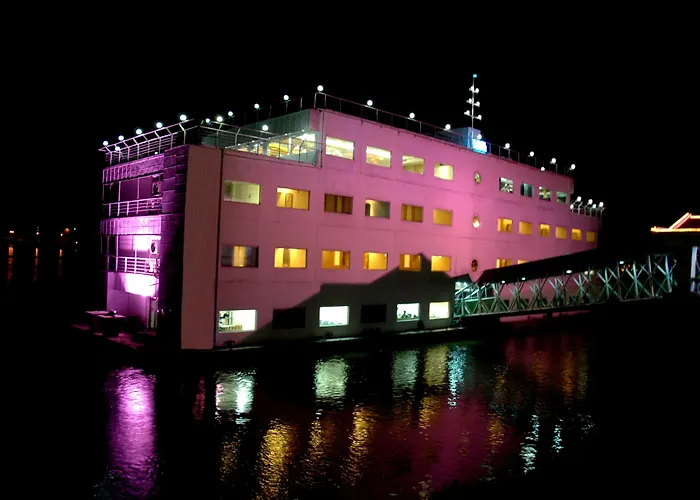 Polo Floatel Kolkata Hotel