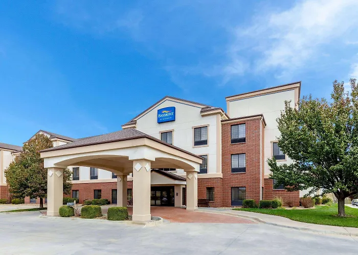 Baymont By Wyndham Pratt Hotel