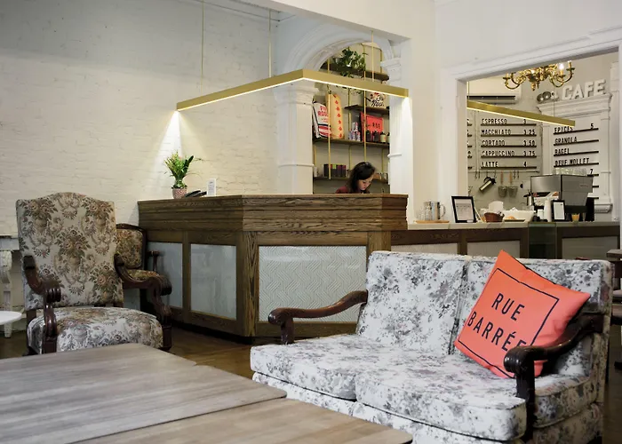 Ambrose House & Cafe - Self Check-In Guesthouse Montreal