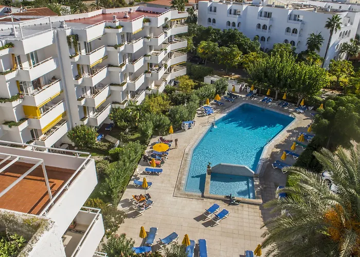 Hamilton Court Aparthotel Santo Tomas