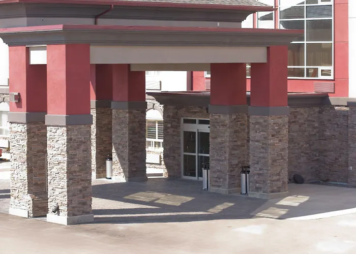 Redwood Inn & Suites Clairmont
