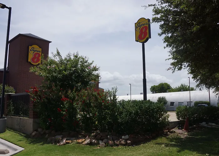 Super 8 By Wyndham Farmers Branch/North Dallas
