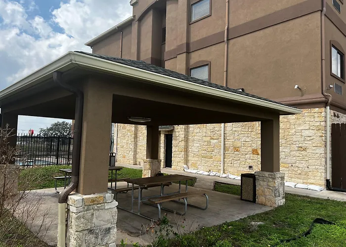 Baymont By Wyndham Cuero Hotel