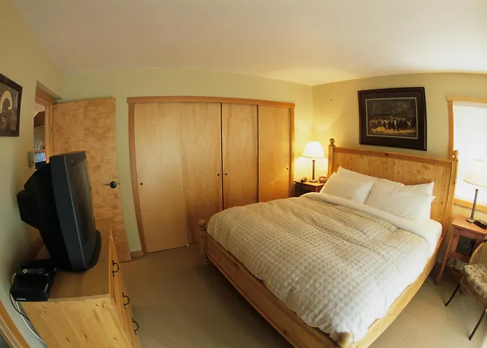Whispering Pines Hotel Golden