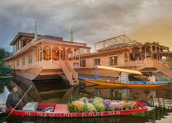 Welcomheritage Gurkha Houseboats Srinagar 