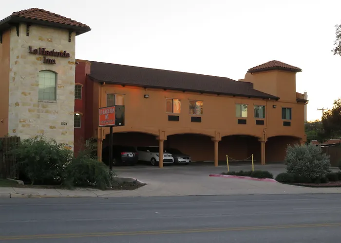 La Hacienda Inn near Alamodome&Riverwalk San Antonio