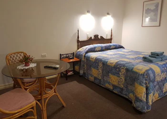 Cobb Inlander Motel Hay