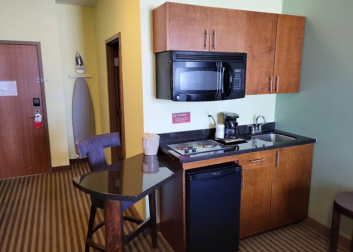 Ramada By Wyndham Carlyle Hotel