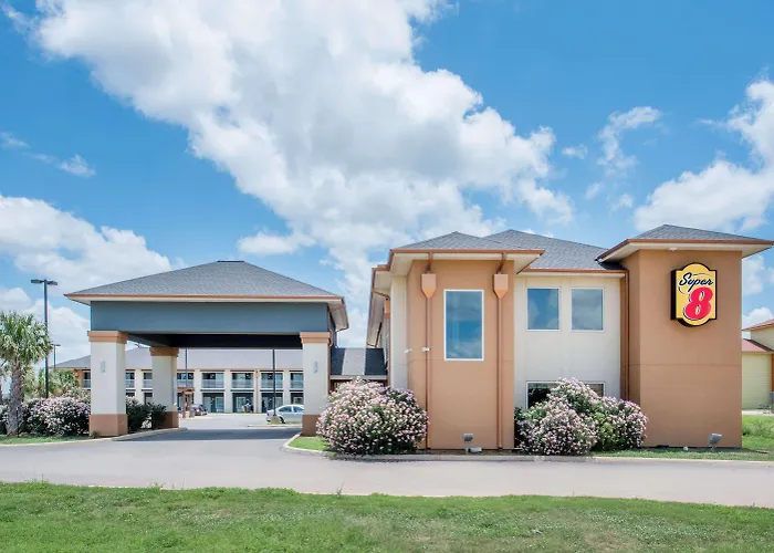 Super 8 By Wyndham Dilley Tx Motel