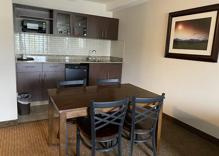 Ramada By Wyndham Creston Hotel