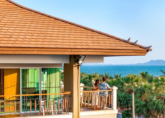Welcome World Beachfront Resort Pattaya