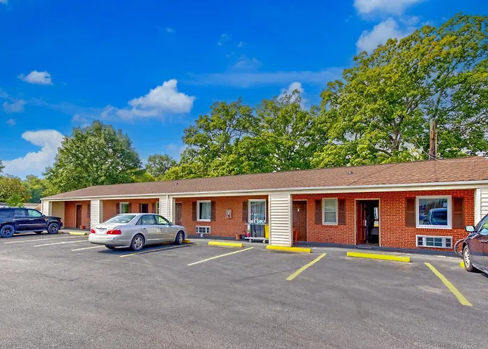 Oyo Palm Leaf Motel Ashland