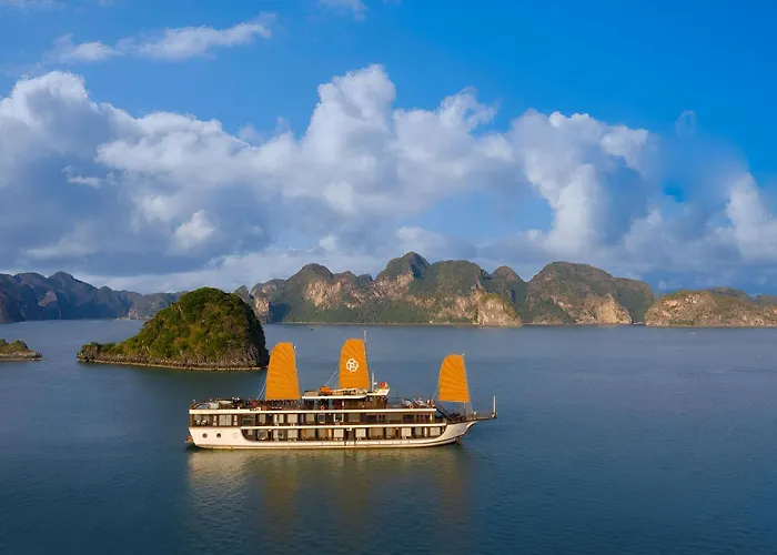 Golden Moon Suite Hotel & Travel ฮานอย