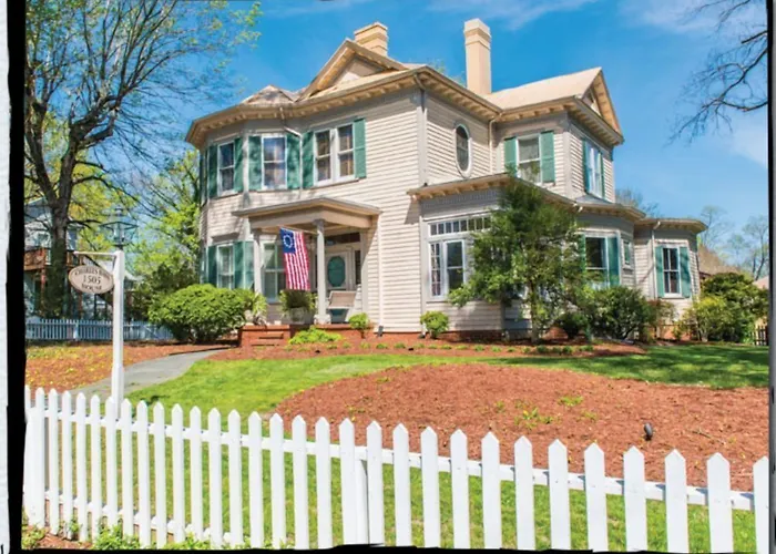 Charles Bass House Bed & Breakfast South Boston