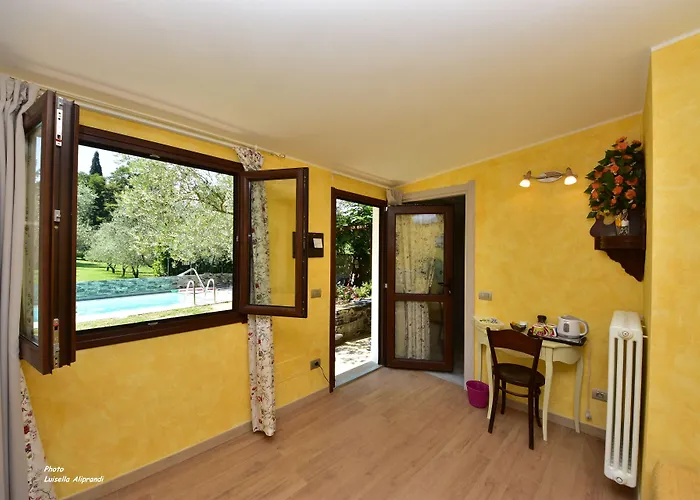 Hotel Diffuso Il Portichetto Sulla Collina A Vezio Perledo