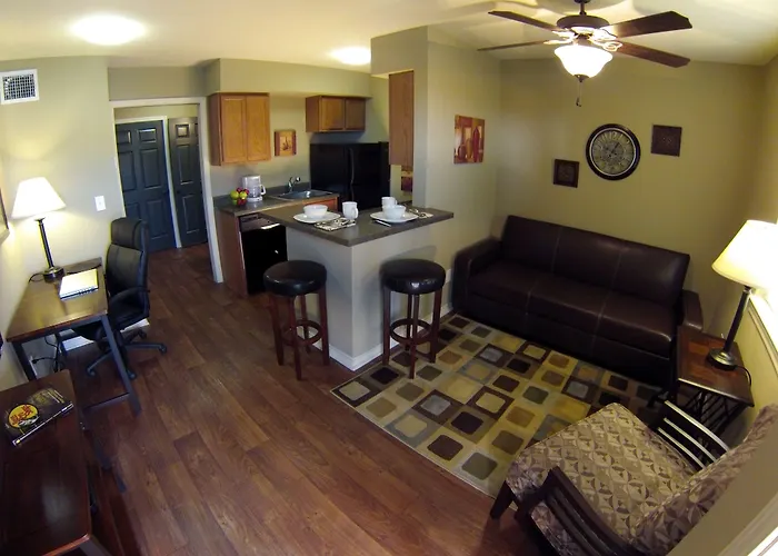 Eagle'S Den Suites Cotulla A Travelodge By Wyndham