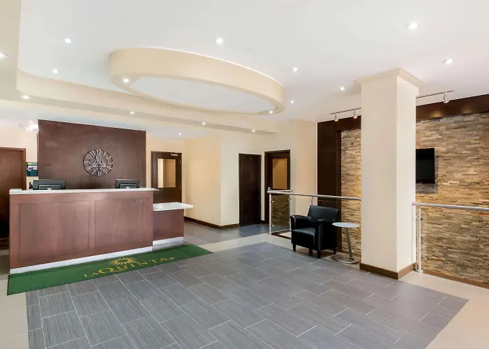 La Quinta By Wyndham Oshawa Hotel
