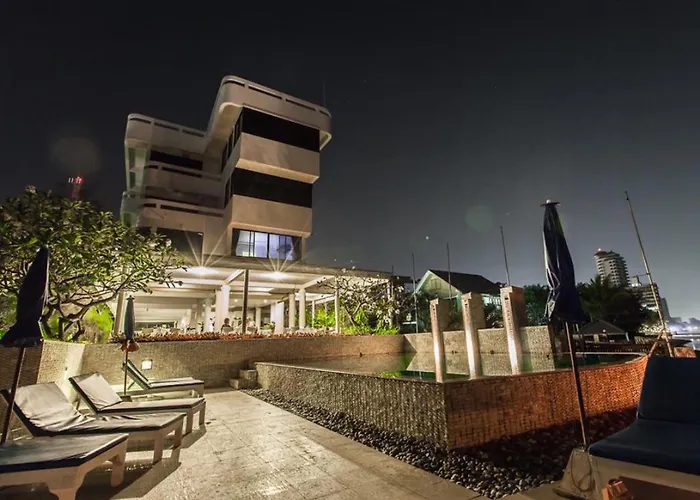 โรงแรมเนินชเล บีชฟรอนต์ หัวหิน