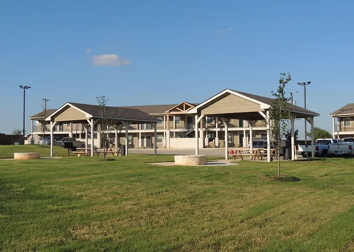 Eagle'S Den Suites Kenedy A Travelodge By Wyndham