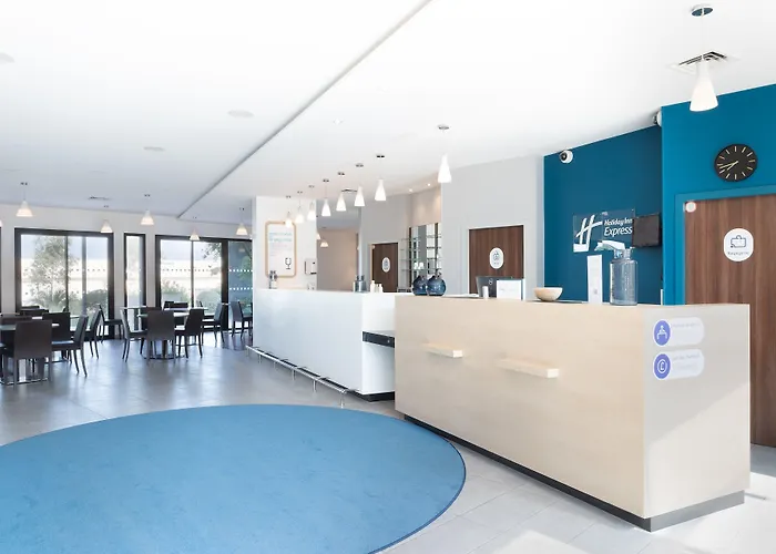 Holiday Inn Express - Marseille Airport By Ihg Vitrolles 