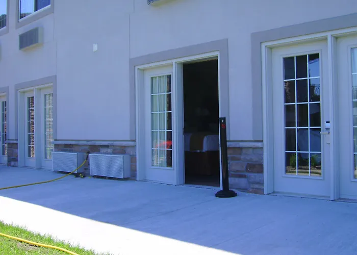 Cobblestone Inn & Suites - Denison | Majestic Hills