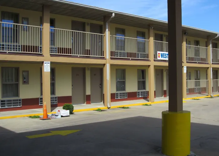 First Western Inn - Fairmont City