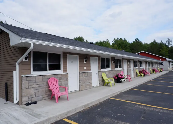 Pine Motel Deep River