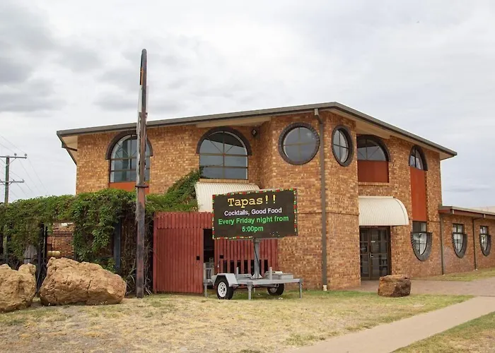 Western Gateway Motel And Apartments Emerald