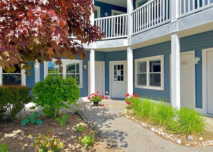 Empire Lakeshore Inn