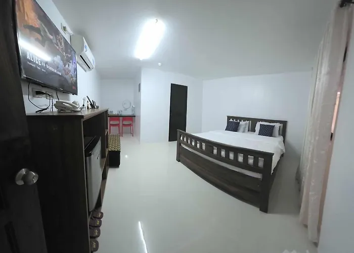 Wombats Beach Resort, Bar And Restaurant Olongapo