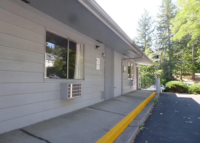 Cougar Land Motel Pullman
