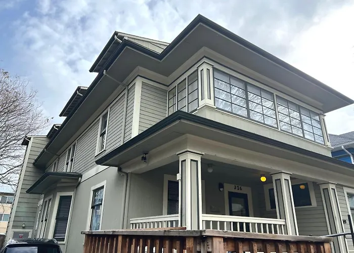 376 Eugene Guest Rooms