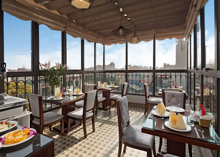 Golden Moon Suite Hotel & Travel ฮานอย