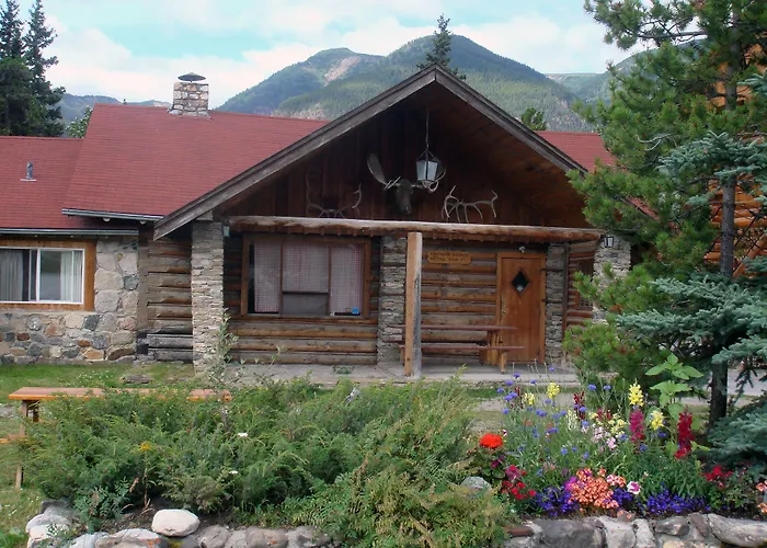Northern Rockies Lodge Muncho Lake