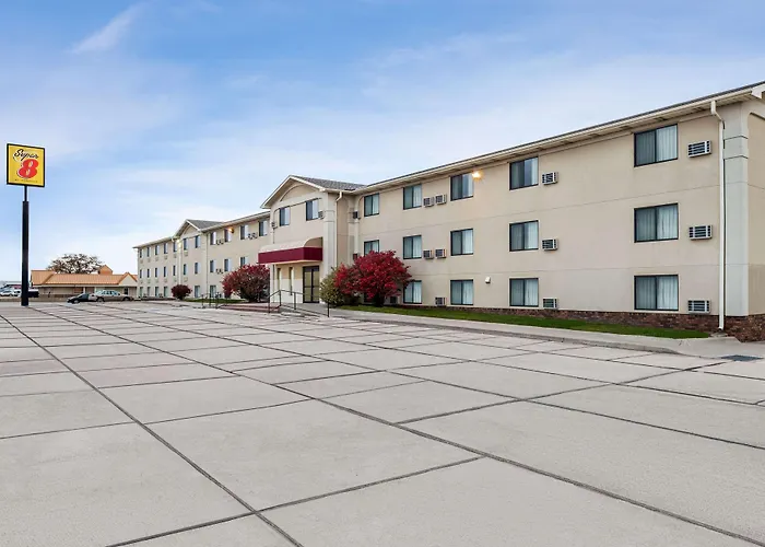 Super 8 By Wyndham Lincoln North Hotel