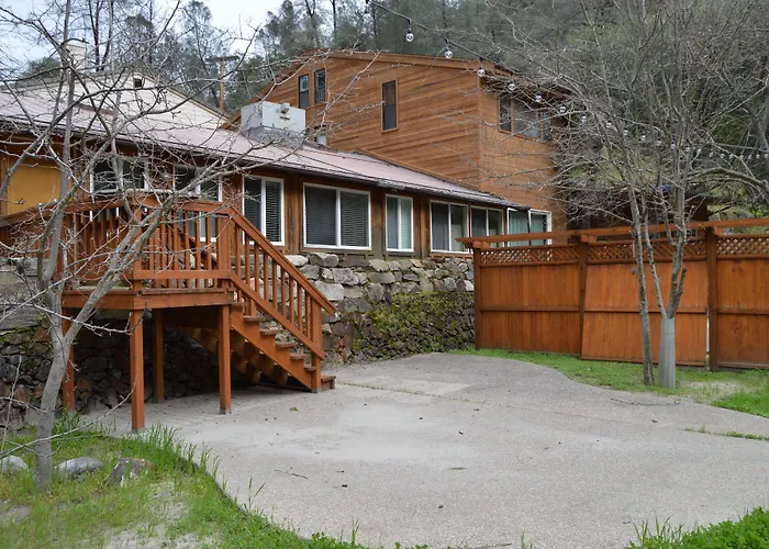 Red Bud Lodge El Portal