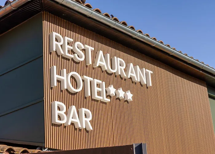 Hotel Le Trèfle à Portet-sur-Garonne