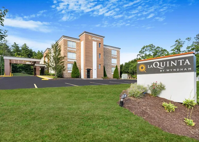 La Quinta By Wyndham Sturbridge Hotel