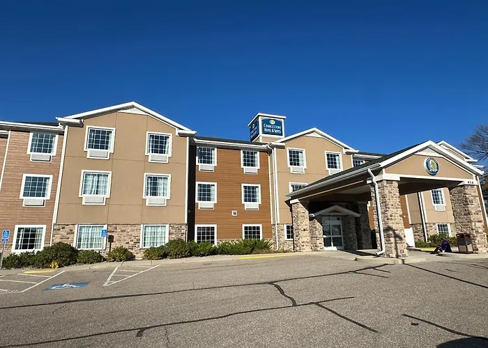 Cobblestone Hotel & Suites - Hutchinson
