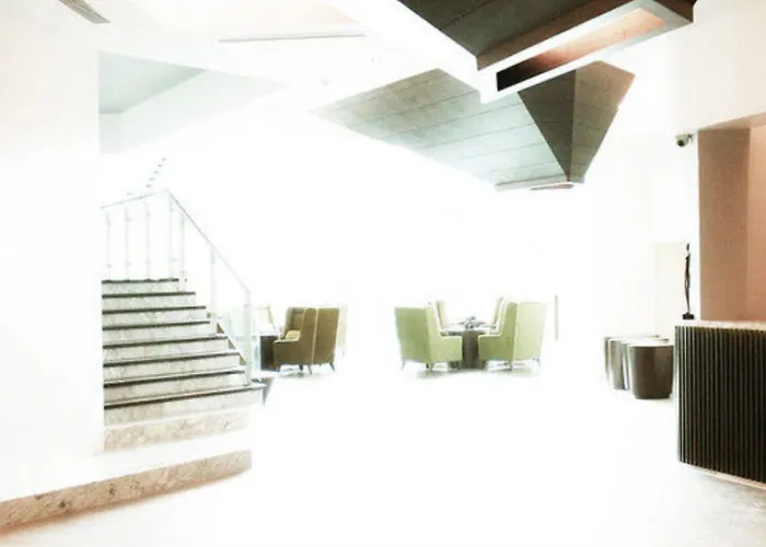 Wyne Hotel Yangon
